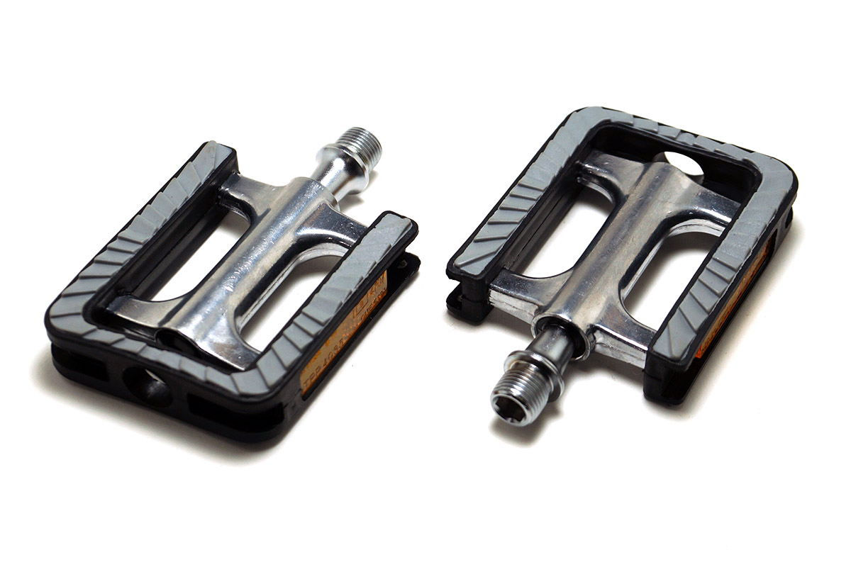 Педали FEIMIN FP-930,104*73мм,база алюминий,нескользящее покрытие,стальная ось,промподшипники,комфорт,311гр,серебр\черные